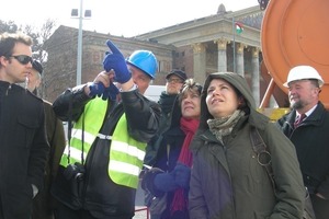  Die Baustelle wurde unter den Augen zahlreicher Bauherrenvertreter der Stadt Budapest und vieler interessierter Netztbetreibern Ungarns, Rumäniens und Kasachstans eingerichtet 