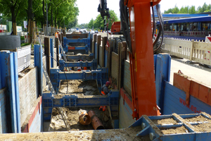  links: Die Verbaumaßnahme auf der Salzdahlumer Straße war durch eingeschränkte Platzverhältnisse und Arbeiten unter laufendem Verkehr gekennzeichnet.Montage eines Führungsrahmens mit Linearverbauträgern und U-Laufwagen. 