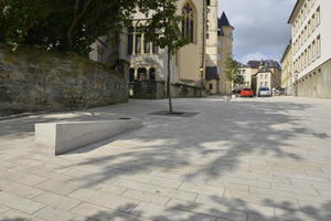  Als einer der Verwaltungssitze der EU investiert Luxemburg in die Neugestaltung seiner Altstadt. Zusätzlich zu den 3.000 m2 belgrano-Granit in der Rue Sigefroi werden gut 15.000 weitere m2 des Natursteins dort noch in den kommenden Jahren verarbeitet werden. 