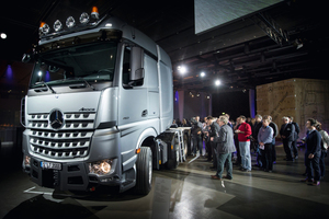  Weltpremiere: Andrang der Fachjournalisten beim Actros SLT (linkes Bild) und Arocs SLT (rechtes Bild) im Mercedes-Benz-Werk Wörth 