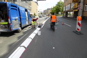  Auf 11 cm Höhe abgeschnittene Flachbordsteine lassen sich nachträglich schnell und einfach auf die Asphaltfläche aufbringen und erfüllen die gestellten Anforderungen an die Fahrbahnteilung und Verkehrsleitwirkung in idealer Weise. 